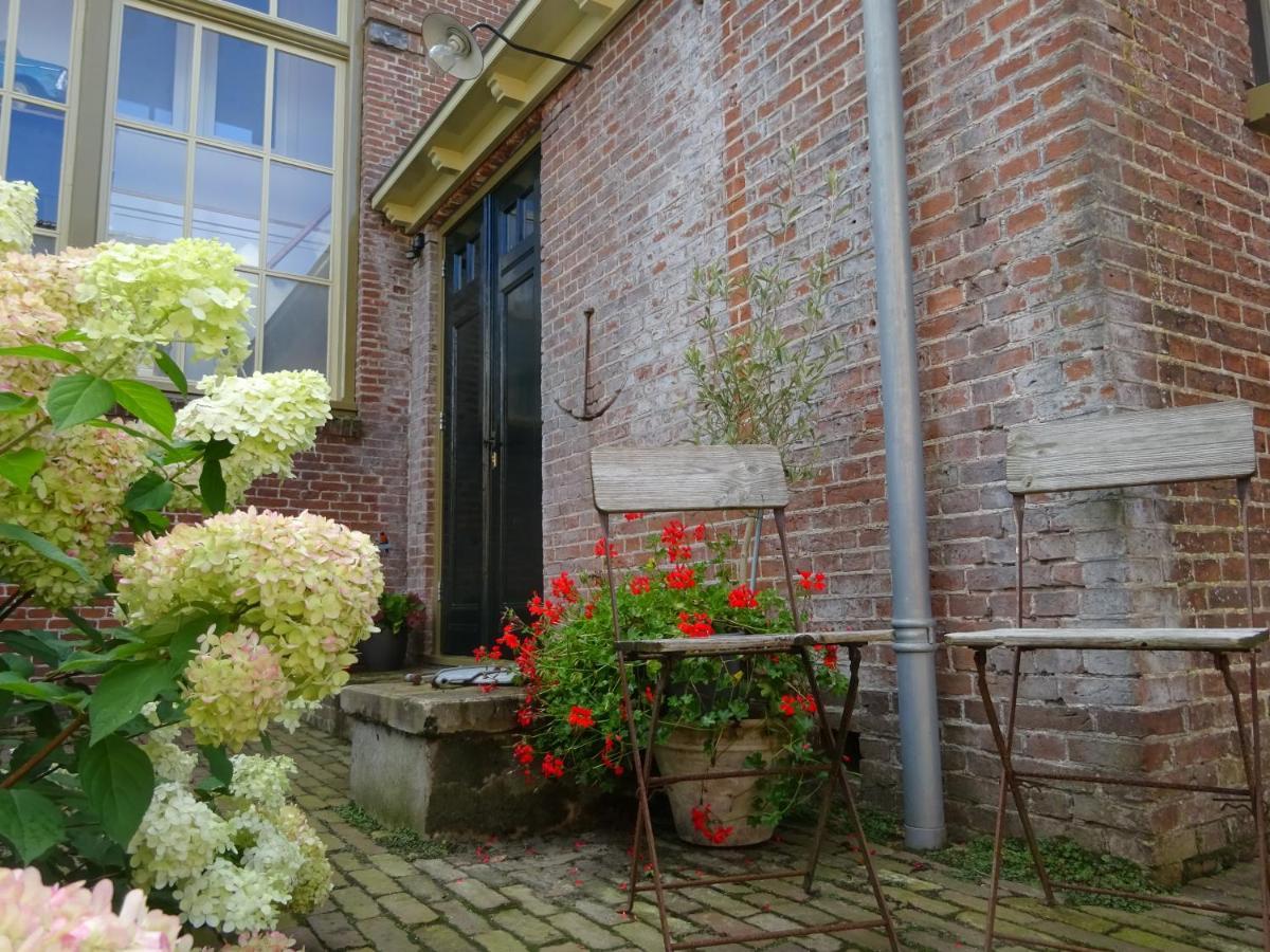 D' Ald Skoalle - Sfeervol Appartement In Oude School. Wijtgaard Exterior foto